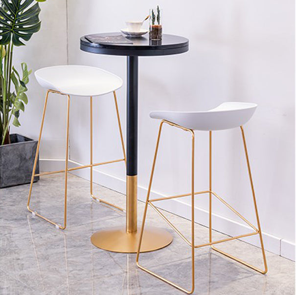 Industrial Style Black Iron Bar Table Wood Round Top Bistro Table with Pedestal 23.6"L x 23.6"W x 41.3"H Without Chairs Clearhalo 'Bar Furniture' 'Bar Tables' 'bar_tables' 'furn' 'furn_bar_tables' 'Furniture' 'furniture_bar_tables' 'Kitchen & Dining Furniture' 4440328