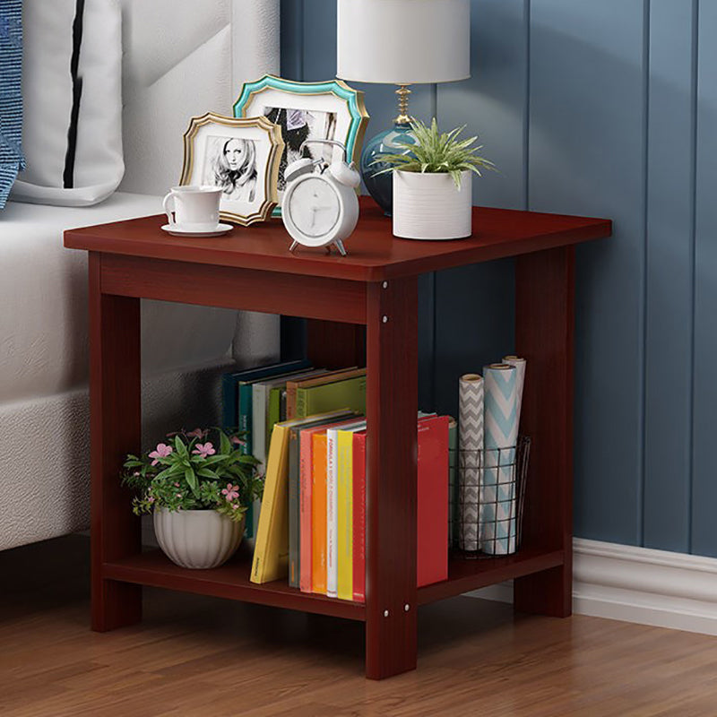 Sala per licenza per la fattoria Tavola laterale in legno a quattro gamba con uno scaffale