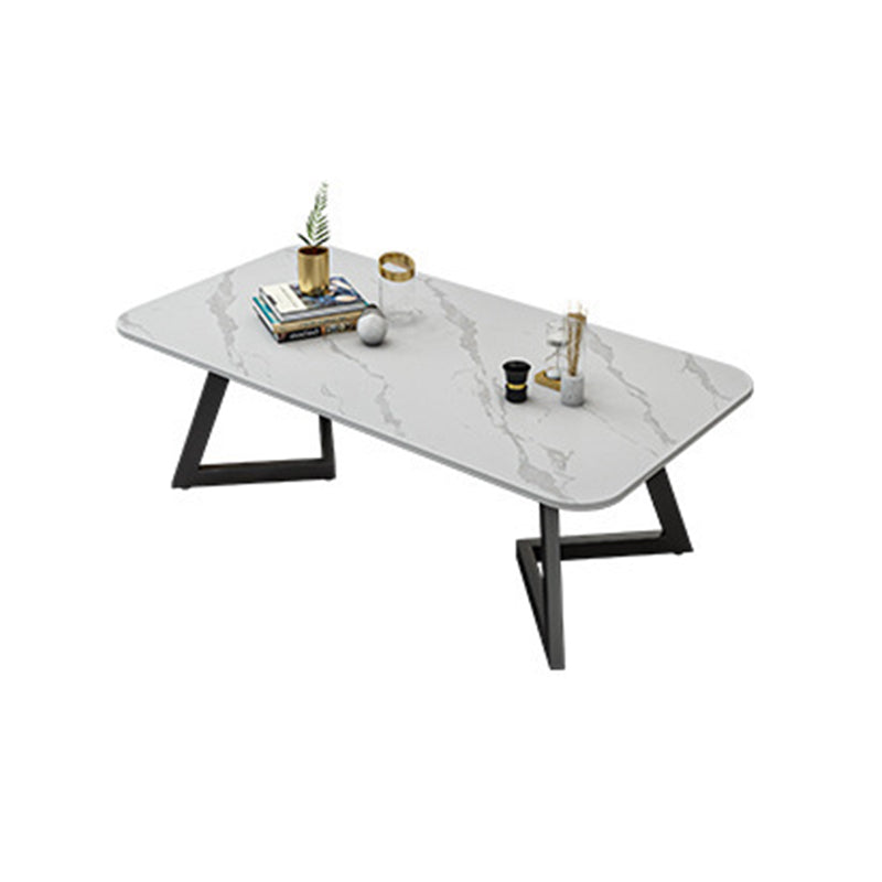 Table basse de base en fer glam avec une table de cocktail en pierre rectangulaire