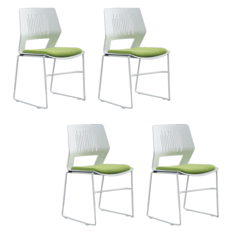 Silla de escritorio de plástico y malla moderna con silla de oficina en el hogar en la mitad