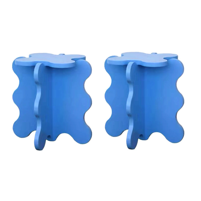 Mesa final abstracta de madera nórdica en forma de forma natural