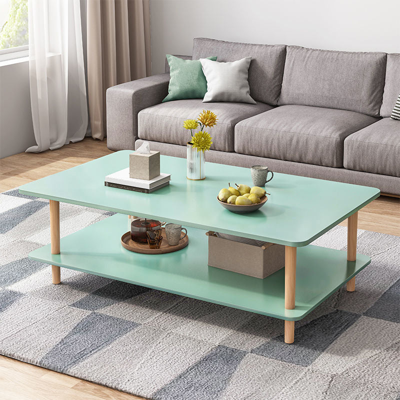 Tavolino moderno di legno con 4 gambe in legno naturale e conservazione