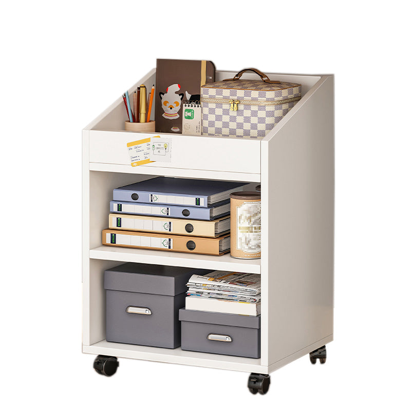 Skandinavisches hölzernes, bewegbares Bücherregal -Heimbuchhandel mit Rollen