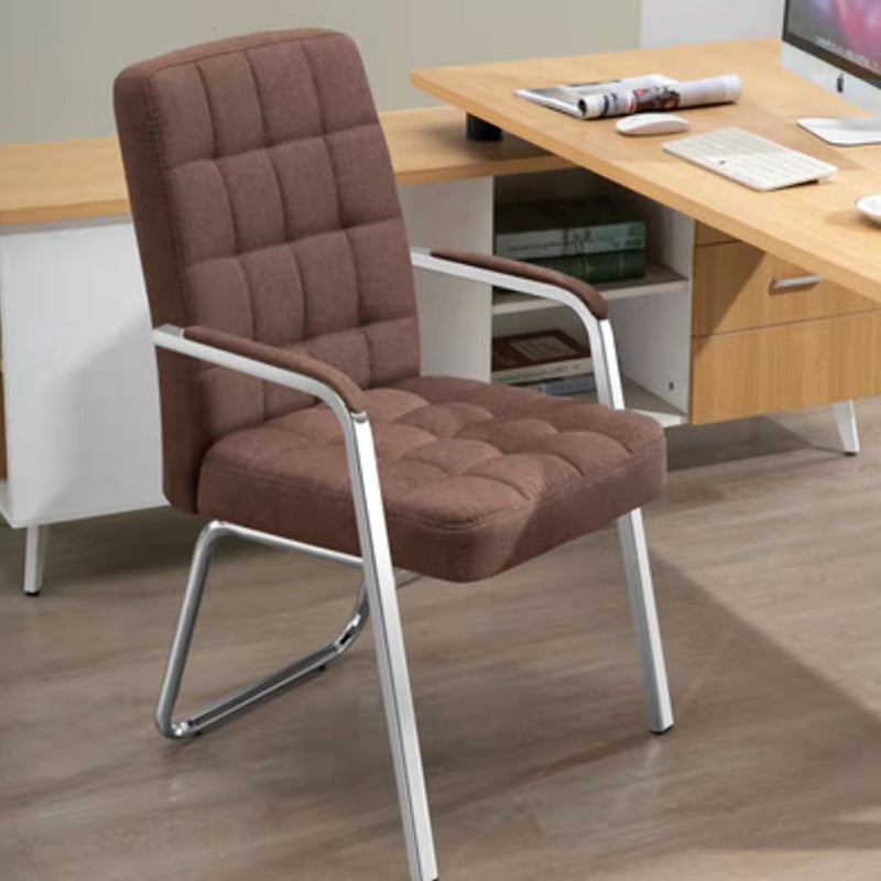 Chaise de bureau à bras moderne avec base en métal, chaise de bureau à dossier moyen avec accoudoirs rembourrés