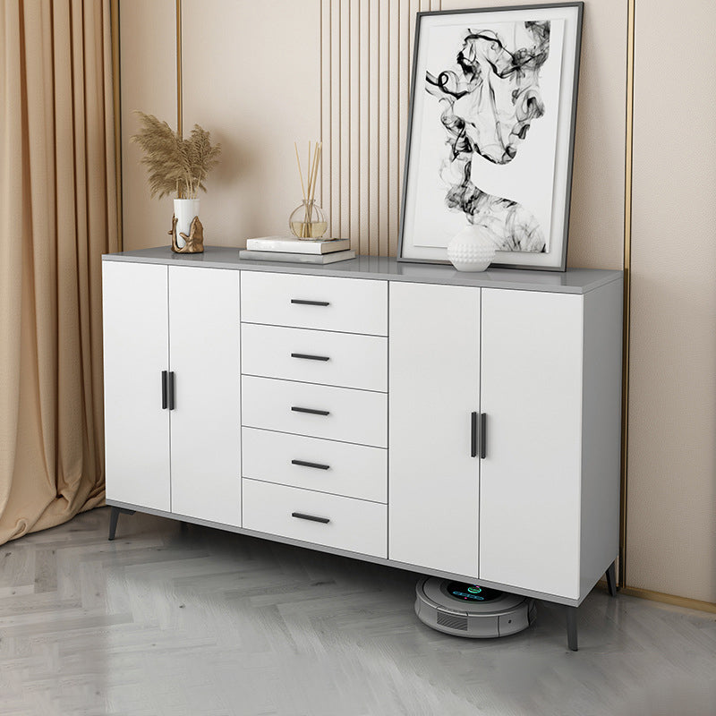 黒いまっすぐな脚ストレージキャビネットを備えたモダンな木製のアクセントキャビネット