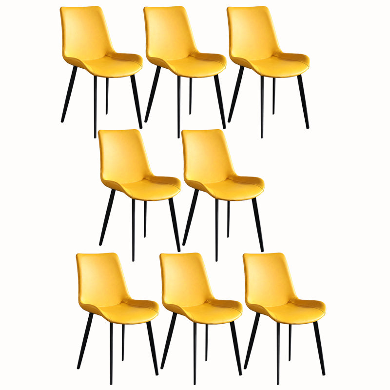 Faux en cuir et chaise latéral en métal.