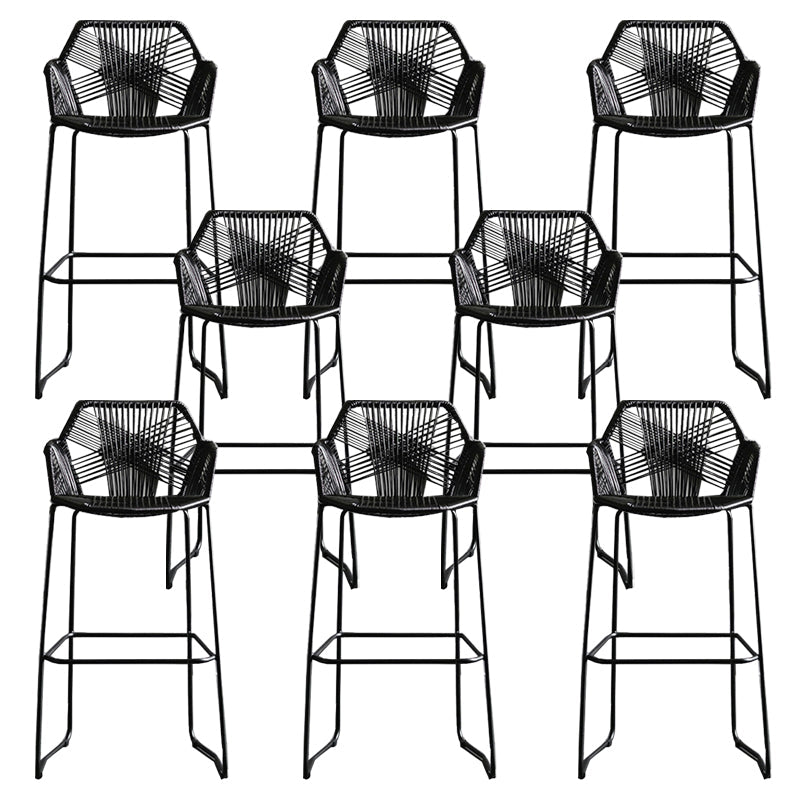 スカンジナビアのプラスチックラタンバースツールアーム付きバケツスツールの金属脚