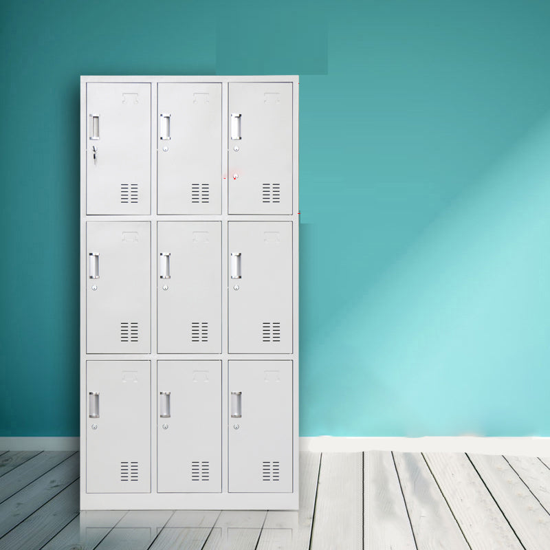 Grijze kast met metalen deur moderne scharnierende deur opbergkast voor thuis