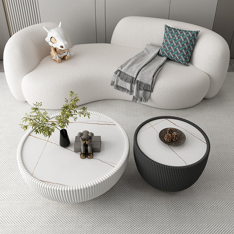 Moderne stijl bank met gebogen rug en gewatteerde sponszitting bank