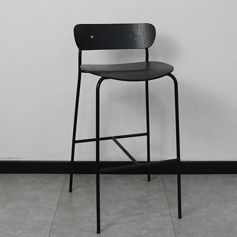 Taburete de bar de madera y metal de estilo moderno con reposapiés de la parte baja de la espalda.
