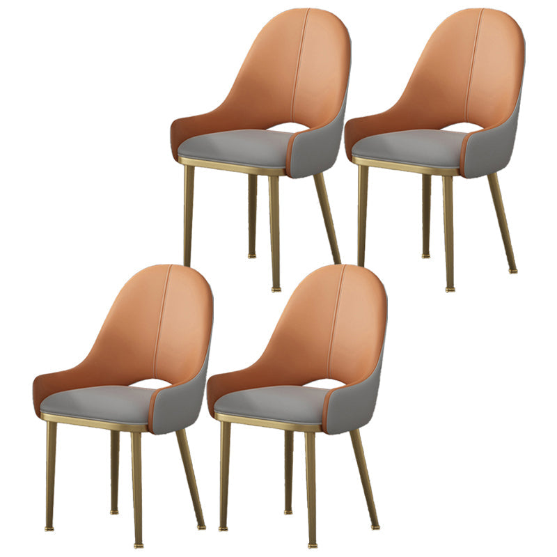 Sedie da pranzo scandinaviane a apertura aperta.