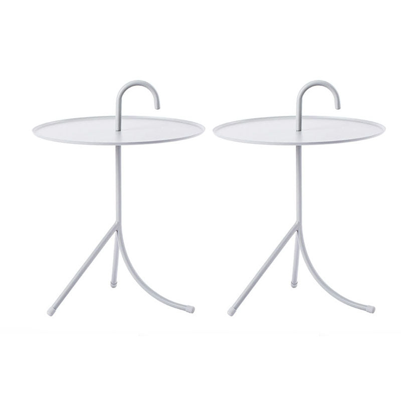 Table d'appoint en métal rond avec une base de 3 jambes dans un style moderne médiéval