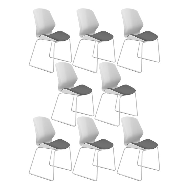 Sedia moderna a metà schiena.