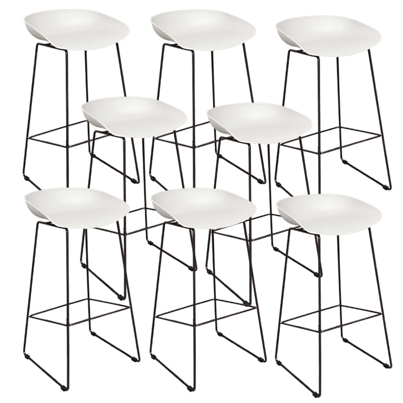 Tabourets de bar en plastique scandinaves Tabouret de comptoir intérieur avec des jambes en métal