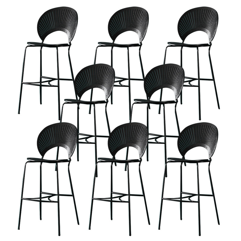 Sgabello da barretto industriale con bancone bristol in metallo.