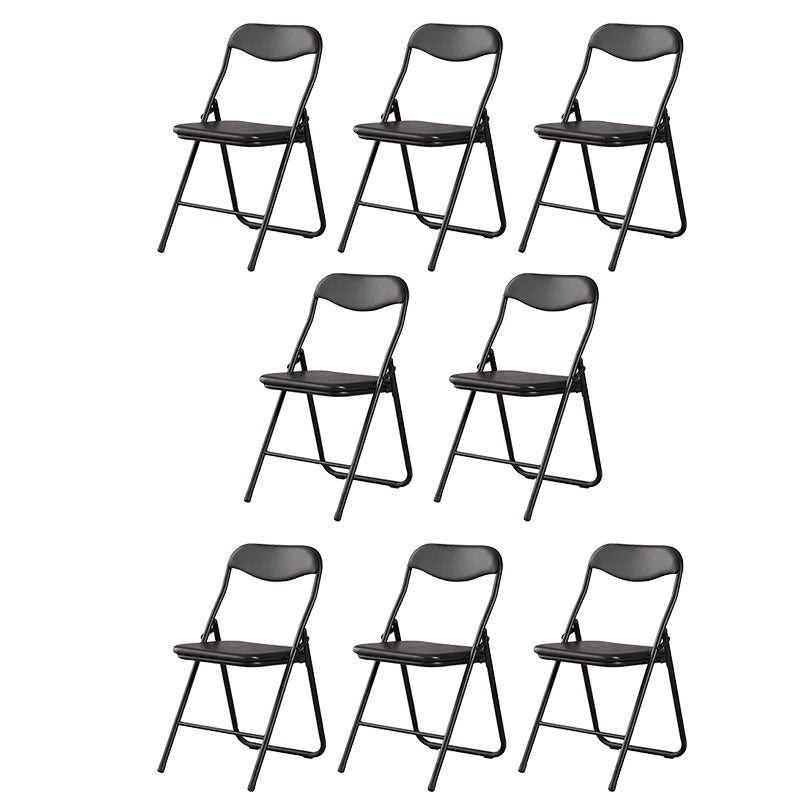 Sedia da ufficio imbottita in pelle nera.