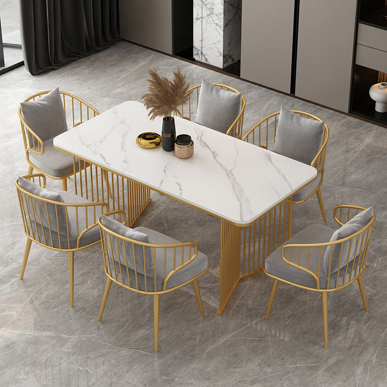 Steen eettafel traditionele luxe tafel met slee -basis in goud