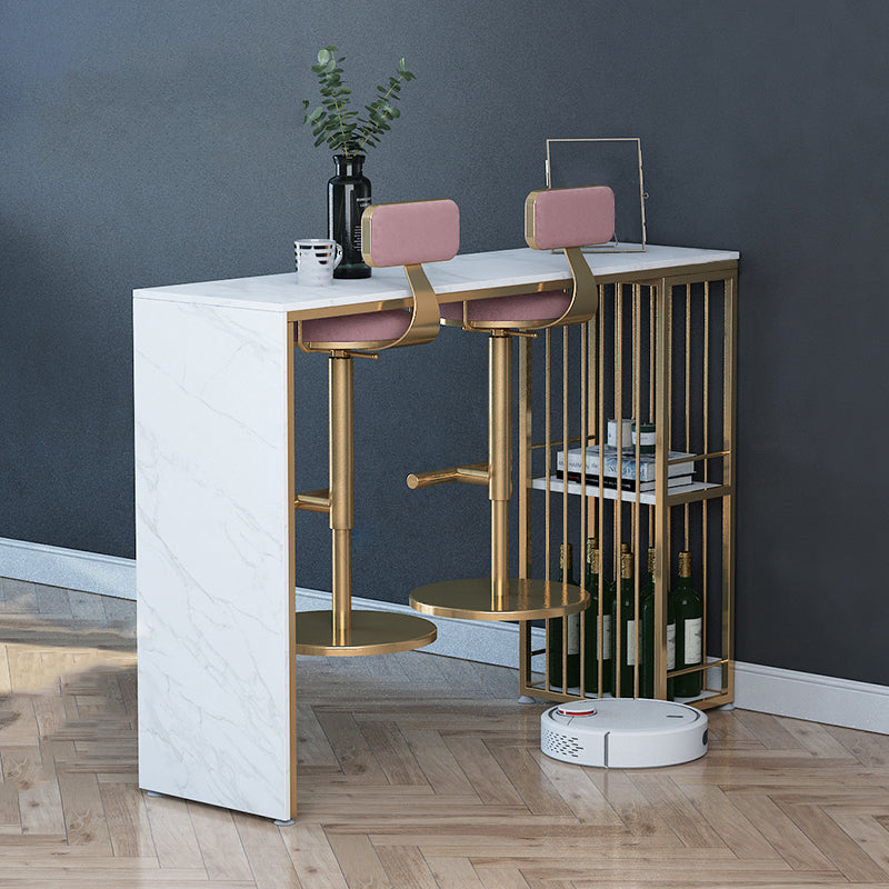 Tavolo da bar in stile glam in finta tavolo da pranzo in marmo con scaffale
