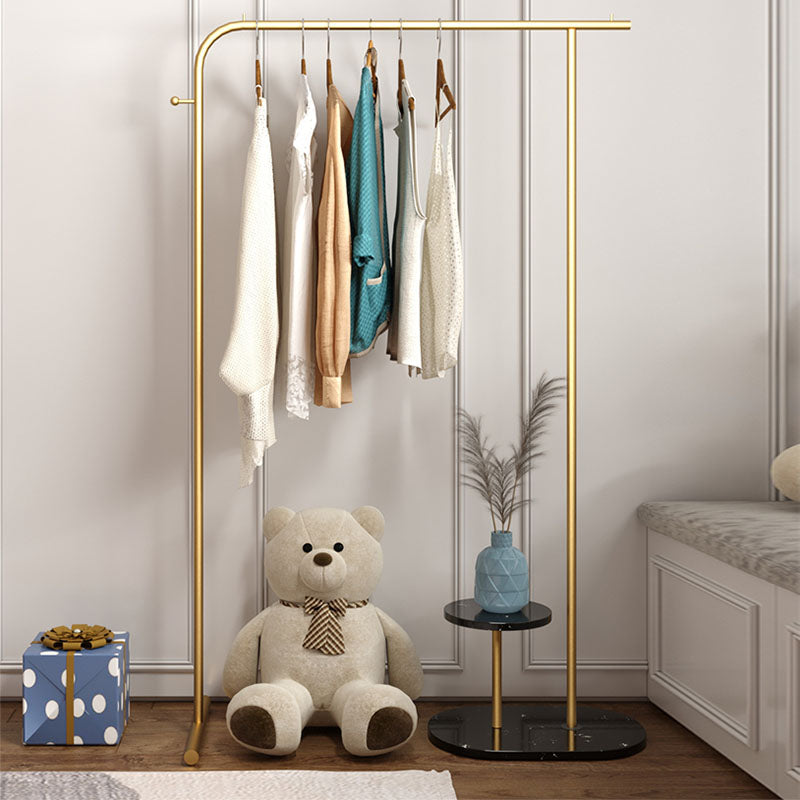 Lujosa rejilla de pelaje de capa de pie de pie de metal con fondo de mármol