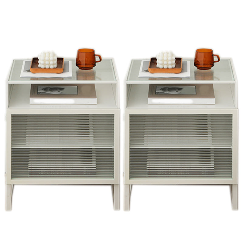 Mesa de noche de madera y vidrio.