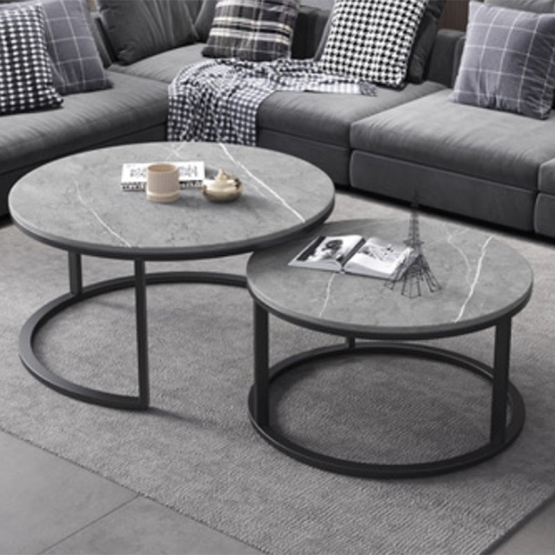 Tavolino moderno di nidificazione rotonda con base di telaio in acciaio in nero