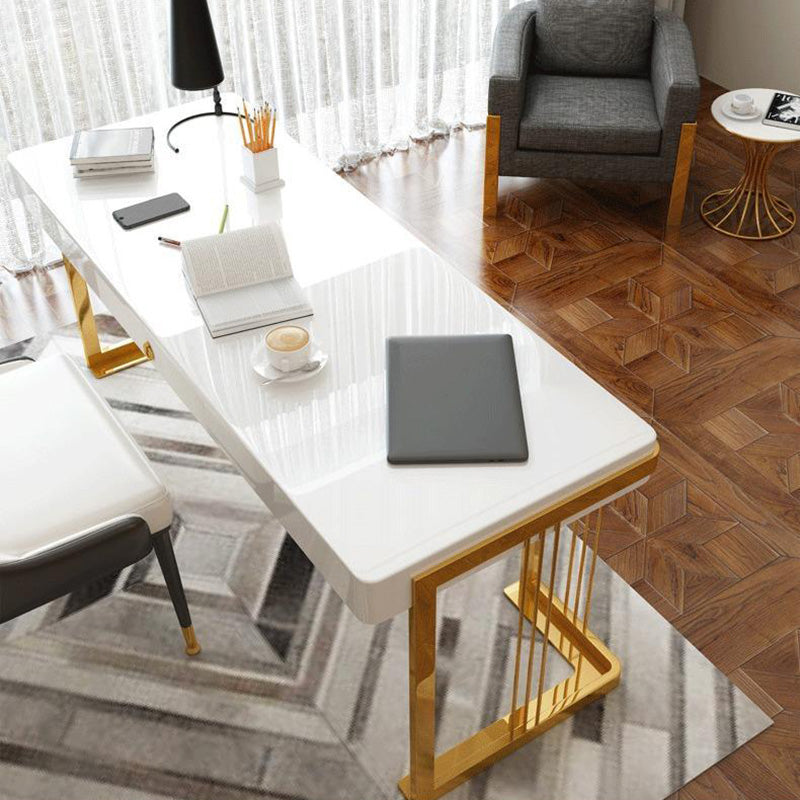 Escritorio de oficina reflejado con glamour rectangular con patas de metal dorada escritura de escritura