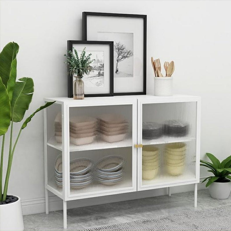 Sidetemporanea della casa con la casa con la casa con porte di vetro con porta di vetro