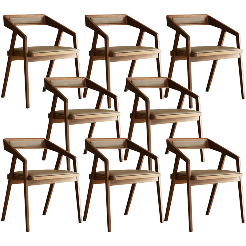 Eigentijdse keuken dineren fauteuil houten kant eetstoelen in bruin