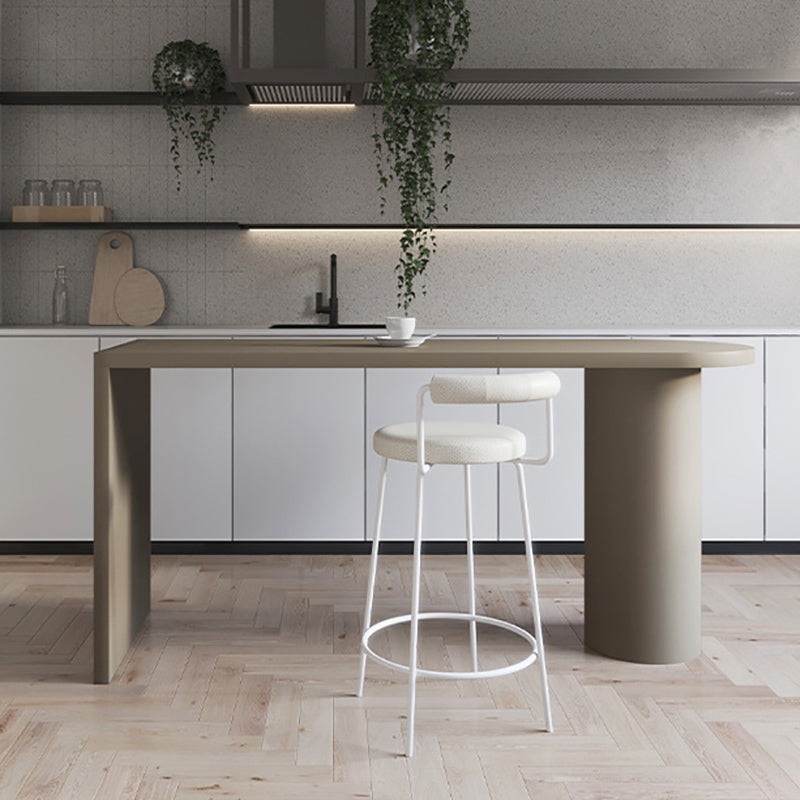 Contatore a barre di legno in legno in stile contemporaneo per la cucina