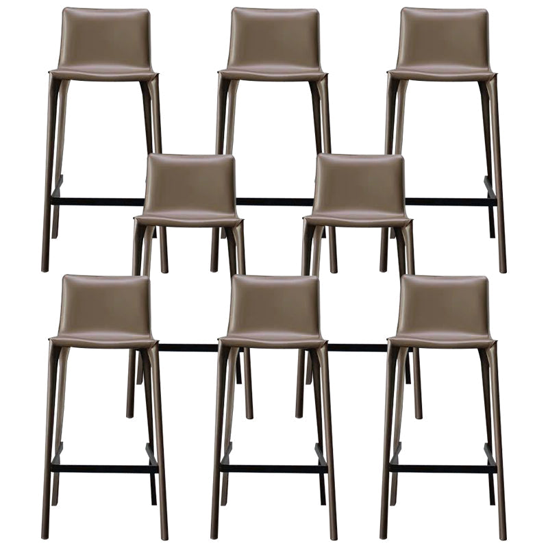 Sgabello da bar sul retro baviamo quadrati moderni con poggiapiedi