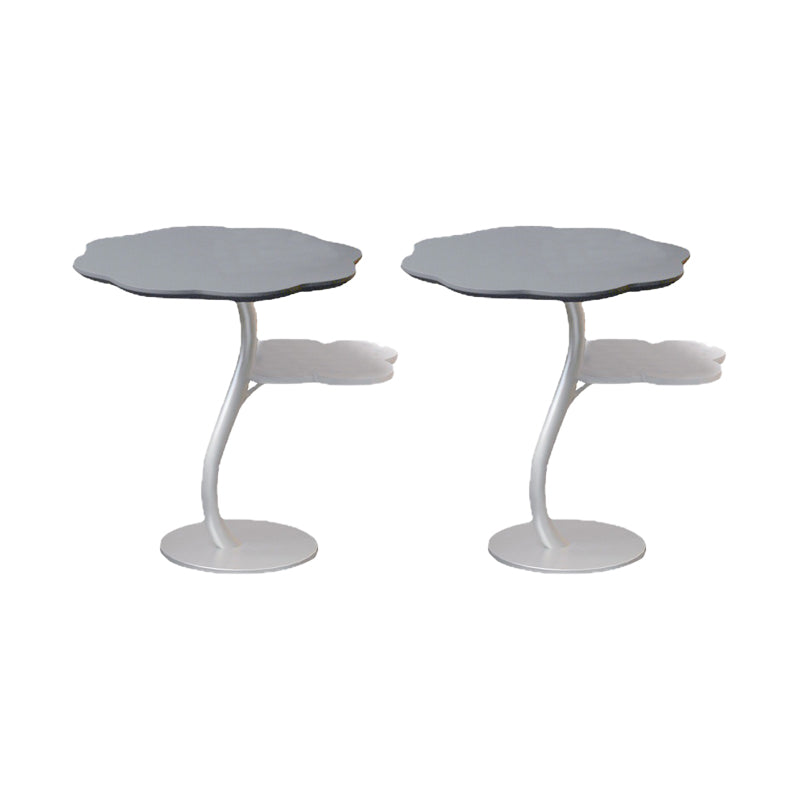 Soggiorno modernistico a doppio livello con tavola laterale del piedistallo