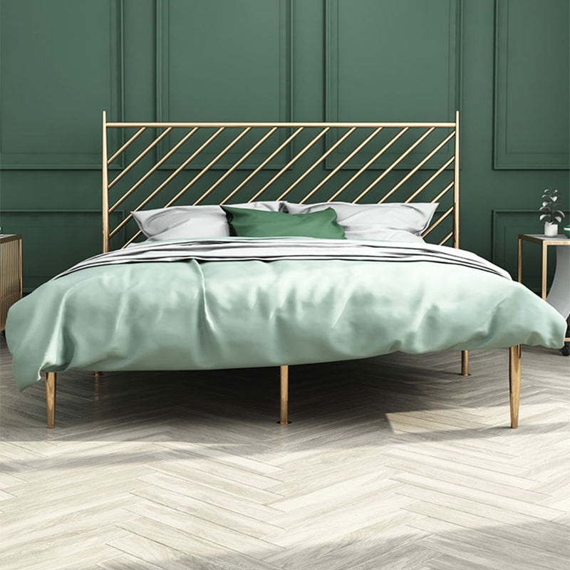 Lit de base en fer Glam avec tête de lit rectangle et jambes métalliques