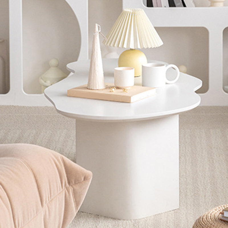 Scandinavische witte cocktailtafel met gratis vorm top in massief hout