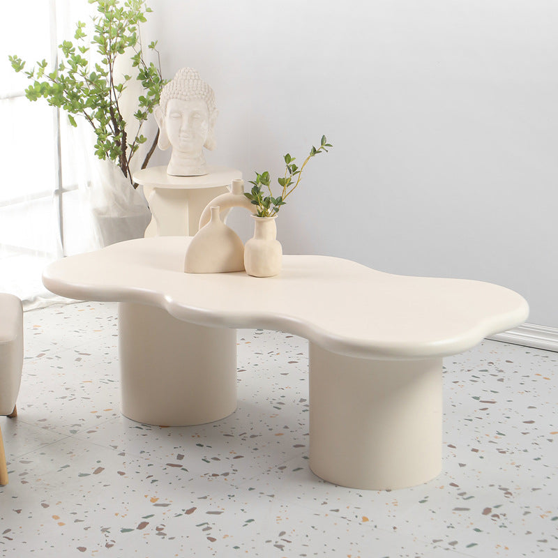 Mesa de café de forma libre escandinava con base de madera en beige