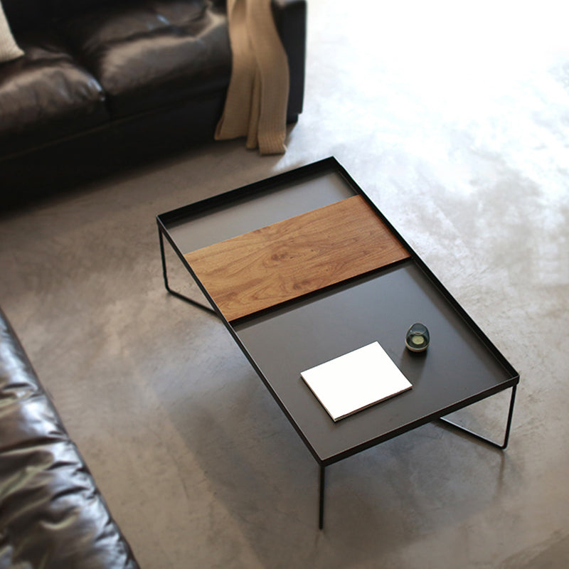 Modern zwarte salontafel uit het midden van de eeuw met ijzeren lade Top en dwars benen