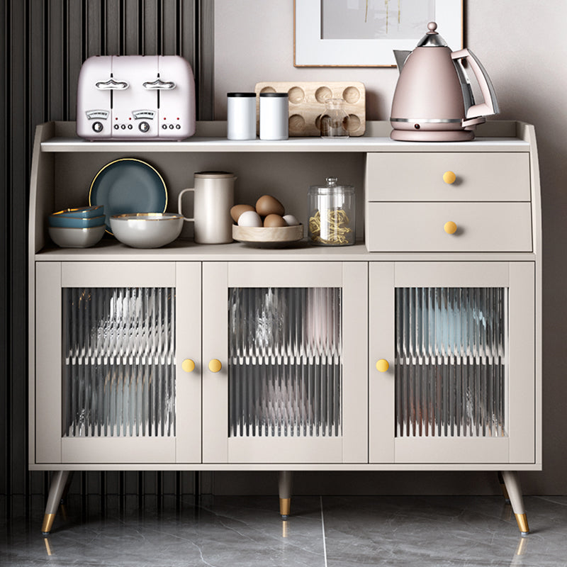 Tavolo da tavolo a buffet in stile glam con armadi e cassetti