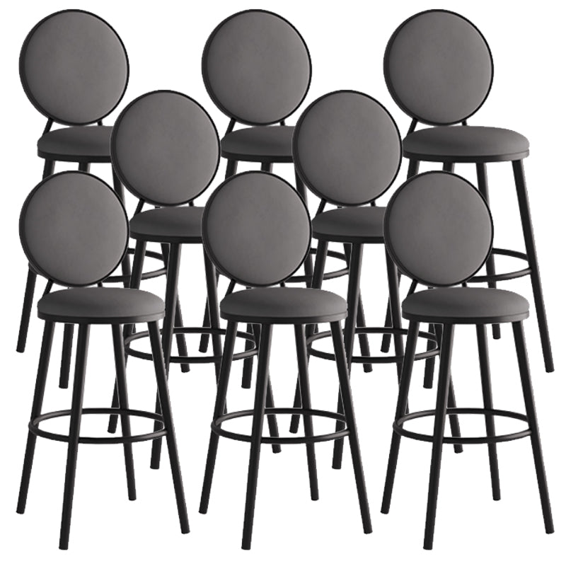 カフェ用のペダル付きモダンアームレスバックレストカウンタースツール鉄のバースツール