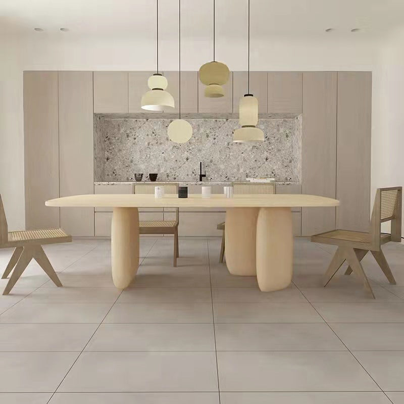 Esstisch aus Holz im modernen Stil. Rechteckiger Esstisch mit Holzbeinen