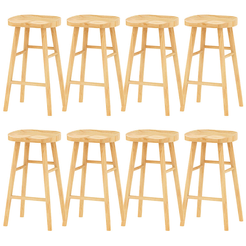 Sgabelli con bancone in legno massiccio.