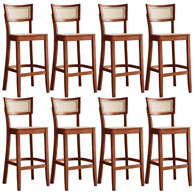 Vaste houten staaf en aan de krukje met armloze tegenstoel zonder tegenstoel