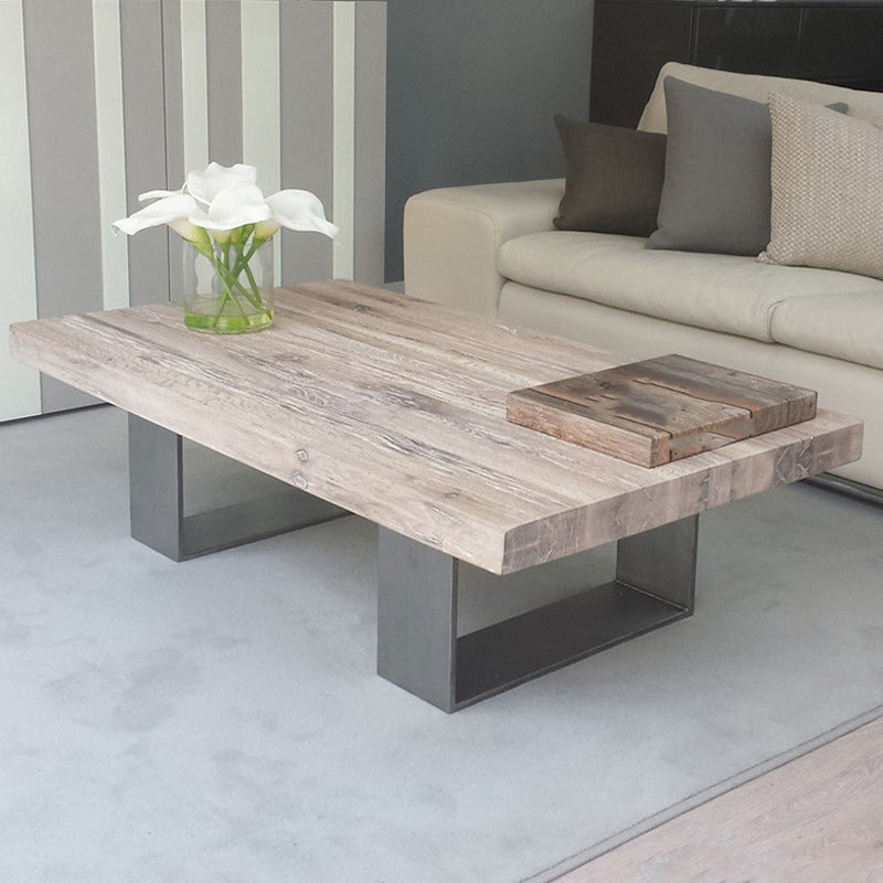 Tavolino scandinavo in legno massiccio con top angosciato e base a slitta