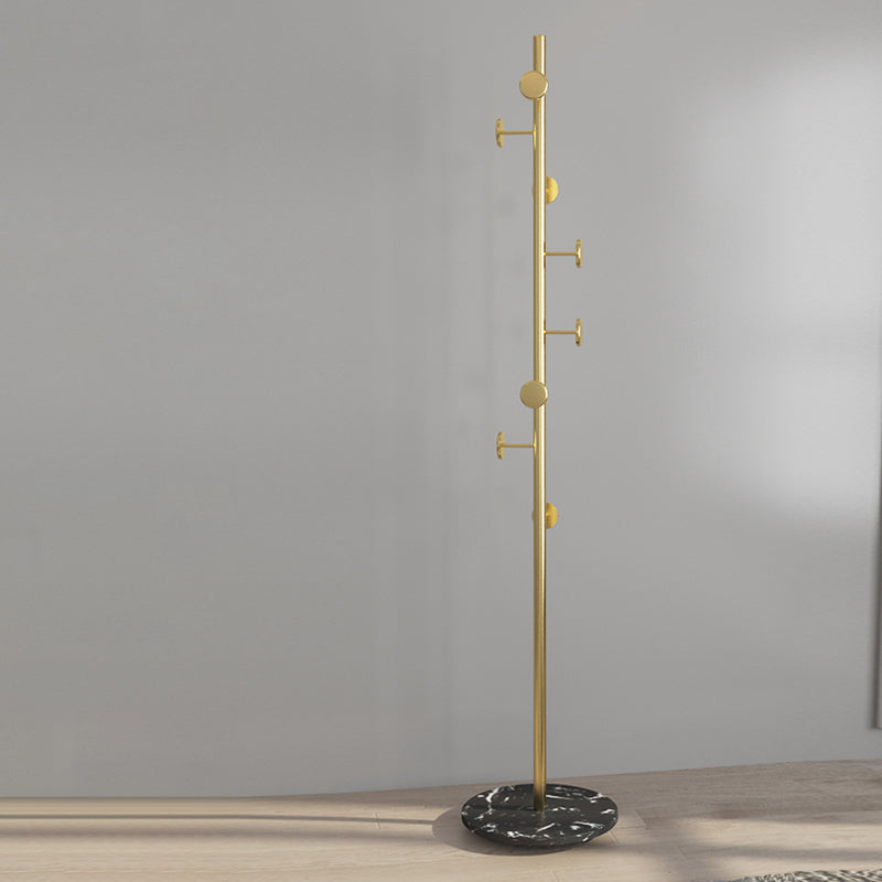 Modernos colgadores de metal enmarcado sin pie con ganchos en el árbol del salón