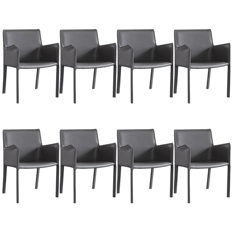 Sedia a braccio imbottita in sala da pranzo.