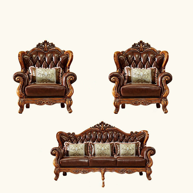 Sofá de brazo acampanado con asiento dividido tradicional con mechones adornados con almohadas en marrón