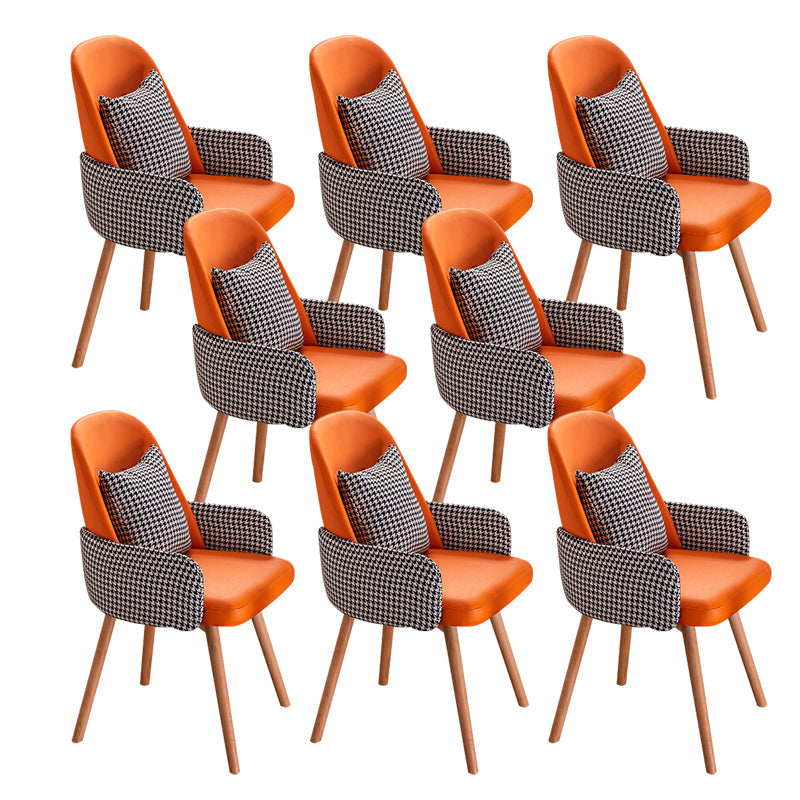 木製の脚のあるモダンなスタイルのアームチェア布張りダイニングチェア