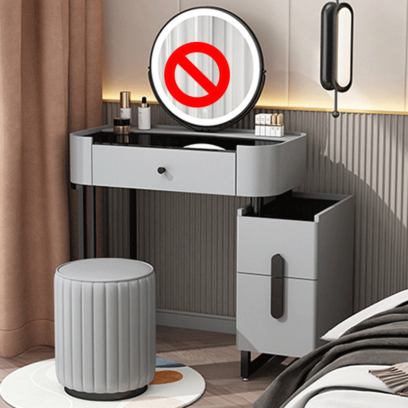 Mitte des Jahrhunderts moderner Waschtisch-Faux-Leder-Make-up-Schminktisch mit Spiegel und Stuhlset