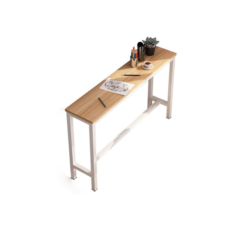 Tavolo da bar per finiture opache finte in finto legno.