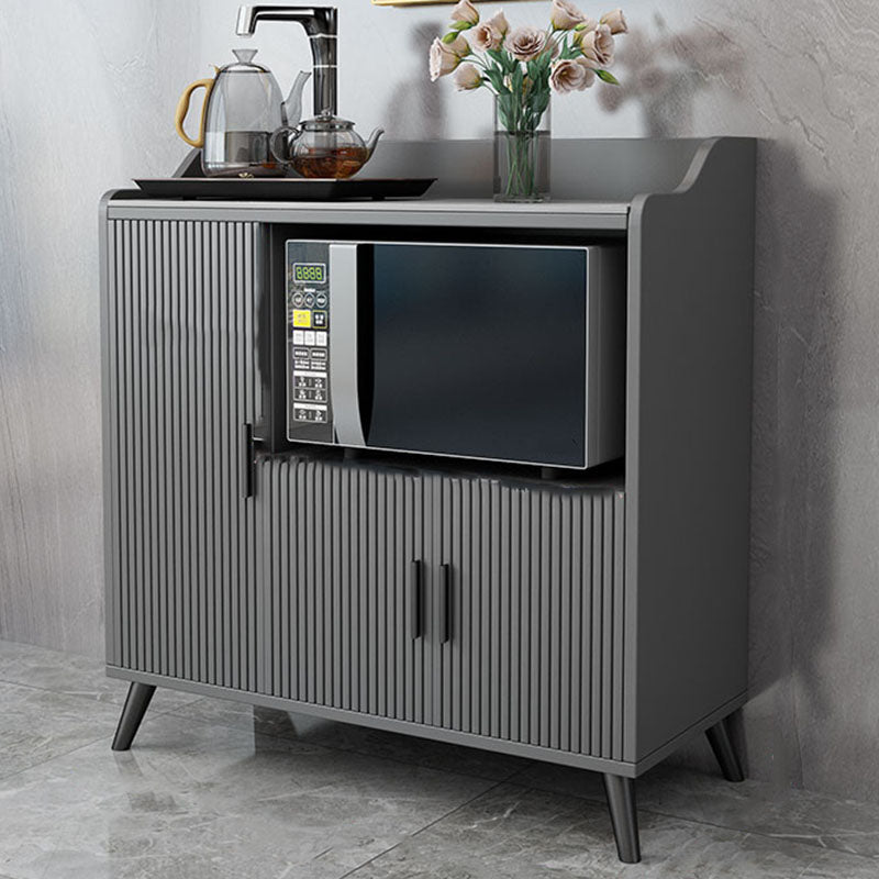 Serveur de restauration glamour intérieur buffet en faux bois gris avec dessus de pierre