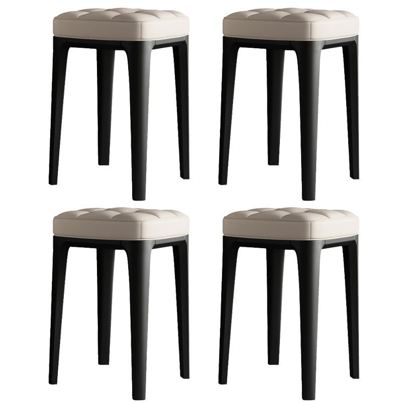 Zeitgenössischer Standard -Quadrat -Lederstandard mit 4 Beinen für Zuhause