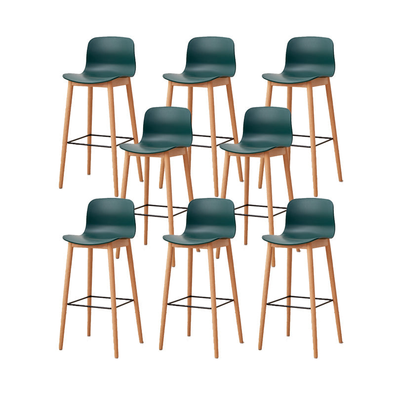 Sgabelli da bar senza braccio in plastica contemporanea con base in legno massiccio